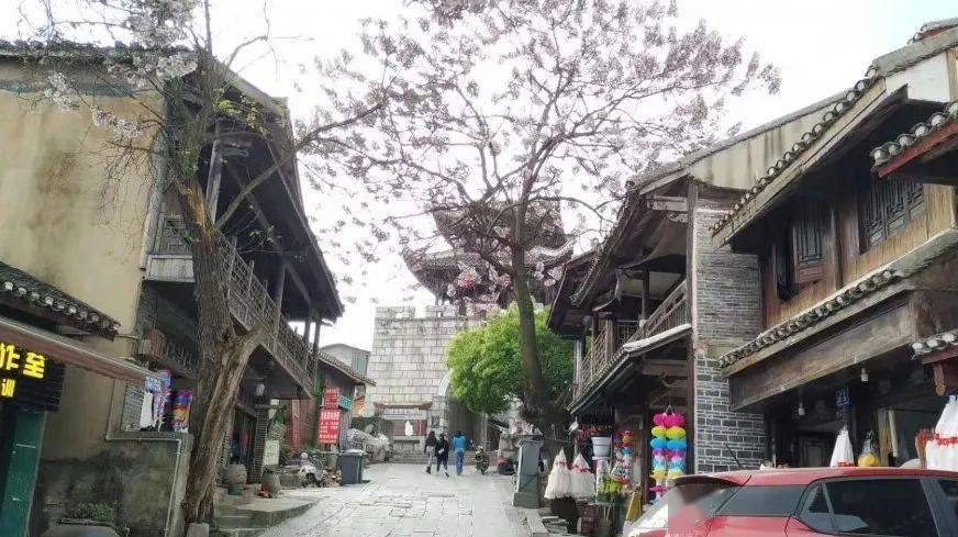 「解答疑惑,尽在为什么酒店房间的双人床,总要放上四个枕头?有问必答平台!」